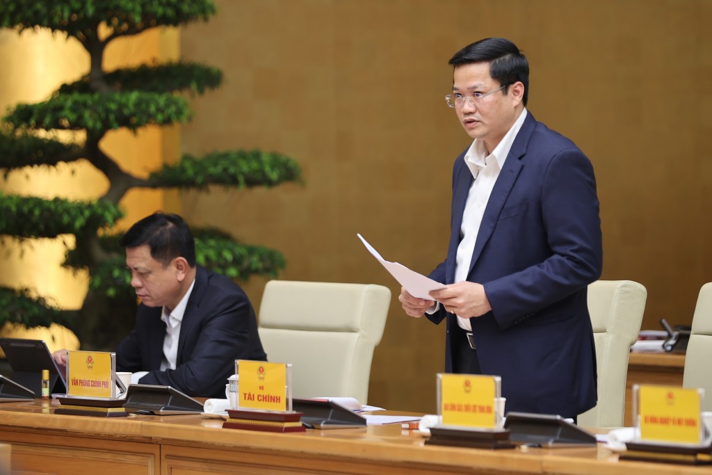 Đại diện Bộ Tài chính phát biểu tại Phiên họp - Ảnh: VGP/Nhật Bắc