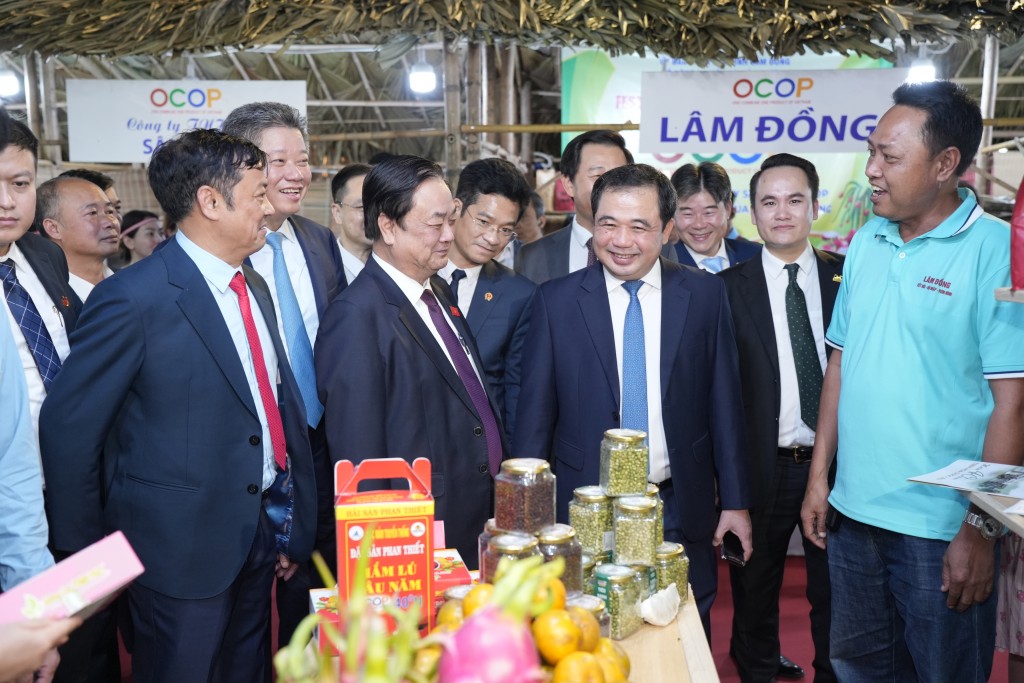 Các đại biểu tham quan gian hàng OCOP tại Festival