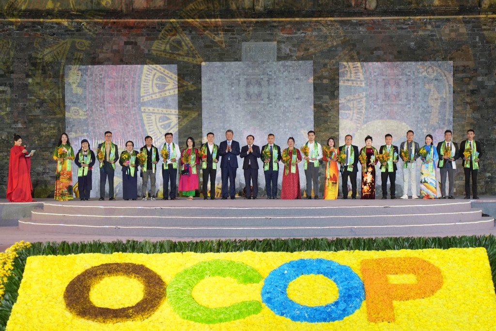 Nhân dịp này, Ban Tổ chức cũng vinh danh các doanh nghiệp, chủ thể trong chương trình OCOP