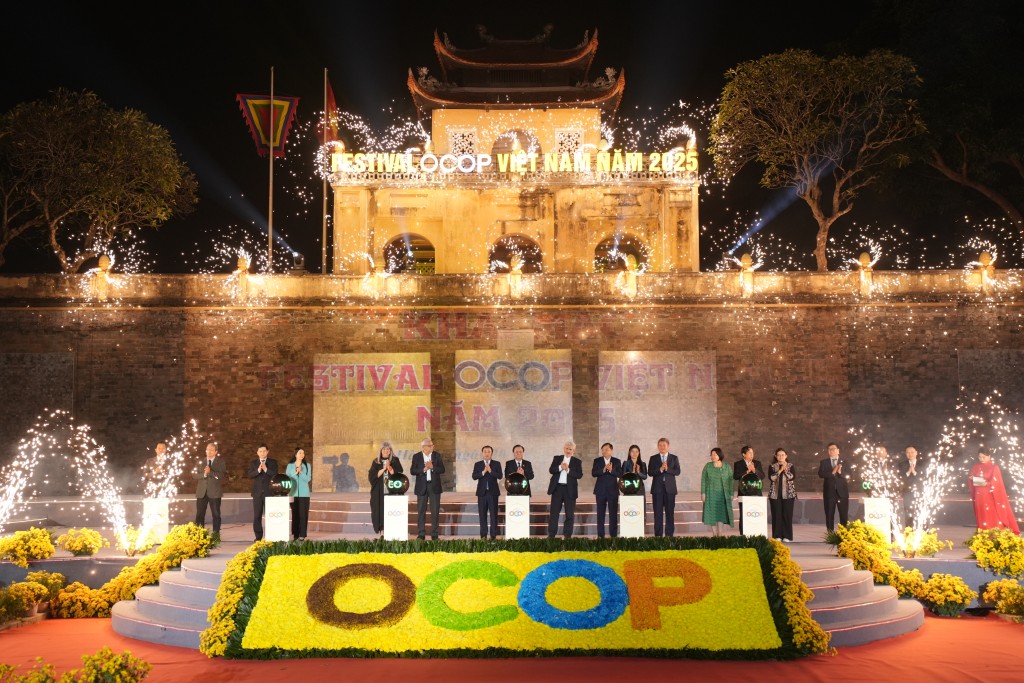 Các đại biểu bấm nút chính thức khai mạc Festival OCOP Việt Nam năm 2025