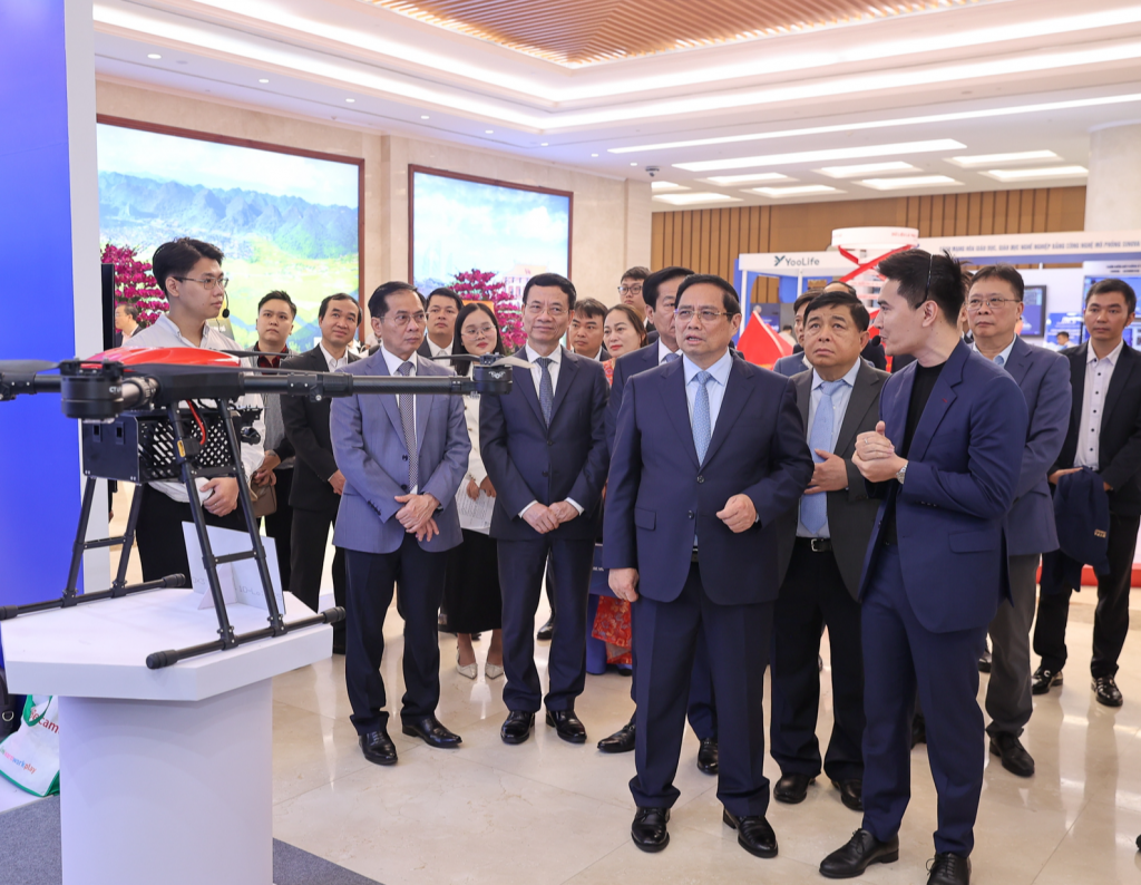 Thủ tướng thăm gian triển lãm của Tập đoàn CT Group, nghe giới thiệu về Bản sao số quốc gia do đơn vị thành viên CT Group là Công ty National Digital Twin 15 (NDT 15) tiên phong phát triển toàn diện, với hơn 300 lớp dữ liệu đầu vào, kể cả đầu vào các bản sao số ngành, khu vực… thống nhất thành 1 bản sao số duy nhất bằng công nghệ AI, phản ánh toàn bộ không gian và con người vật lý thành không gian số, có khả năng ứng dụng rất hiệu quả trong quản lý công, tăng tốc phát triển kinh tế - xã hội - Ảnh: VGP/Nhật Bắc