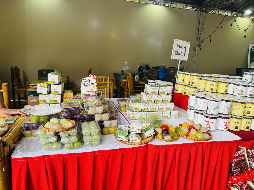 Người dân hào hứng trải nghiệm văn hóa ẩm thực Hà Nội