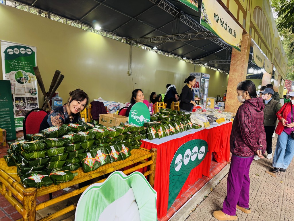 Người dân hào hứng trải nghiệm văn hóa ẩm thực Hà Nội