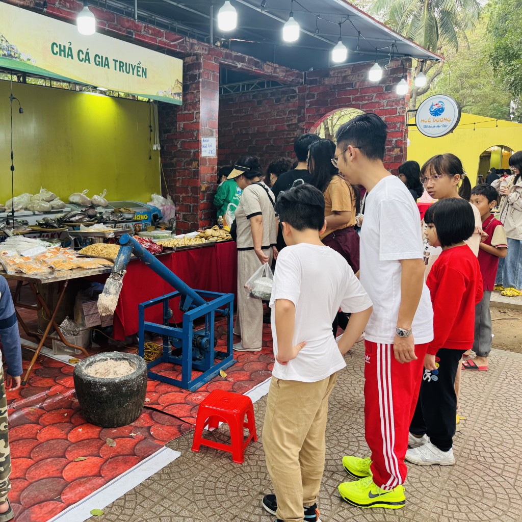 Người dân hào hứng trải nghiệm văn hóa ẩm thực Hà Nội