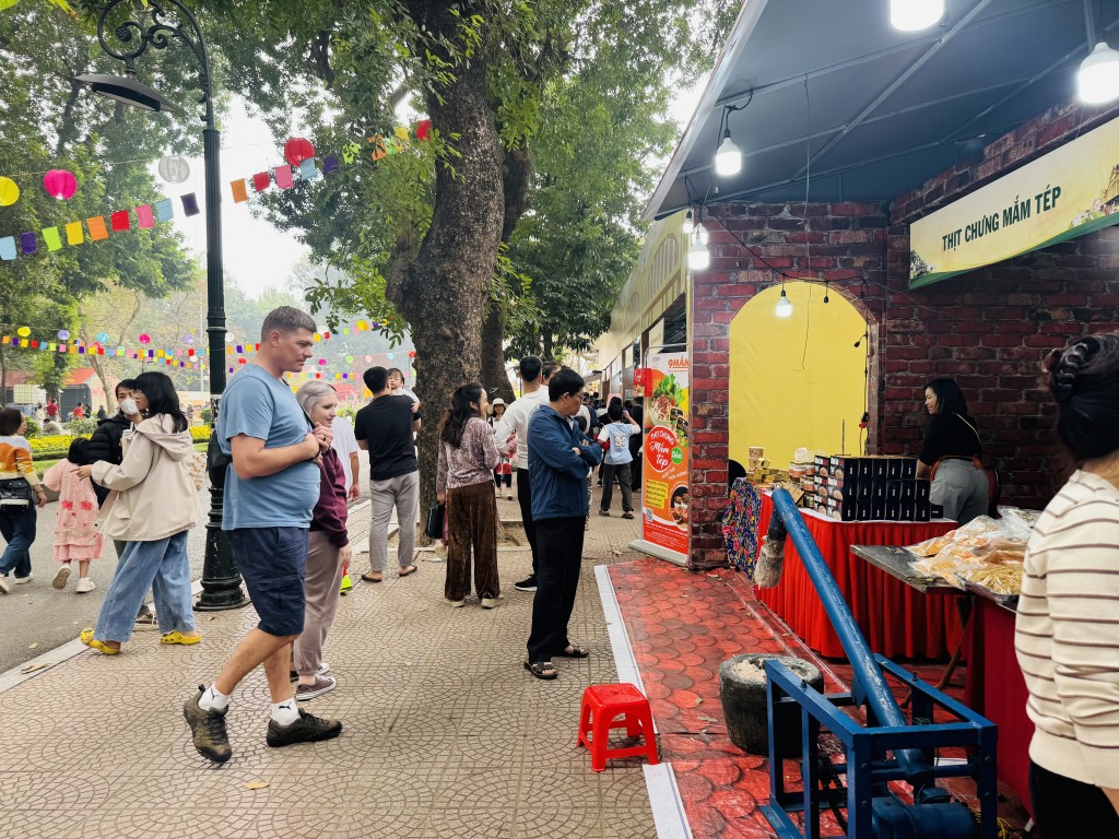 Du khách nước ngoài ngạc nhiên, thích thú trước chiếc máy giã giò