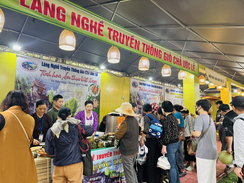 Hàng giò chả đông đúc người mua và thưởng thức