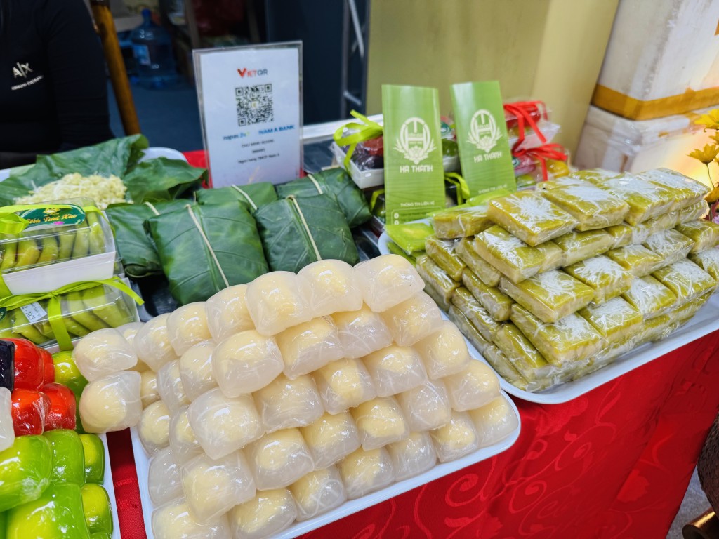 Người dân hào hứng trải nghiệm văn hóa ẩm thực Hà Nội