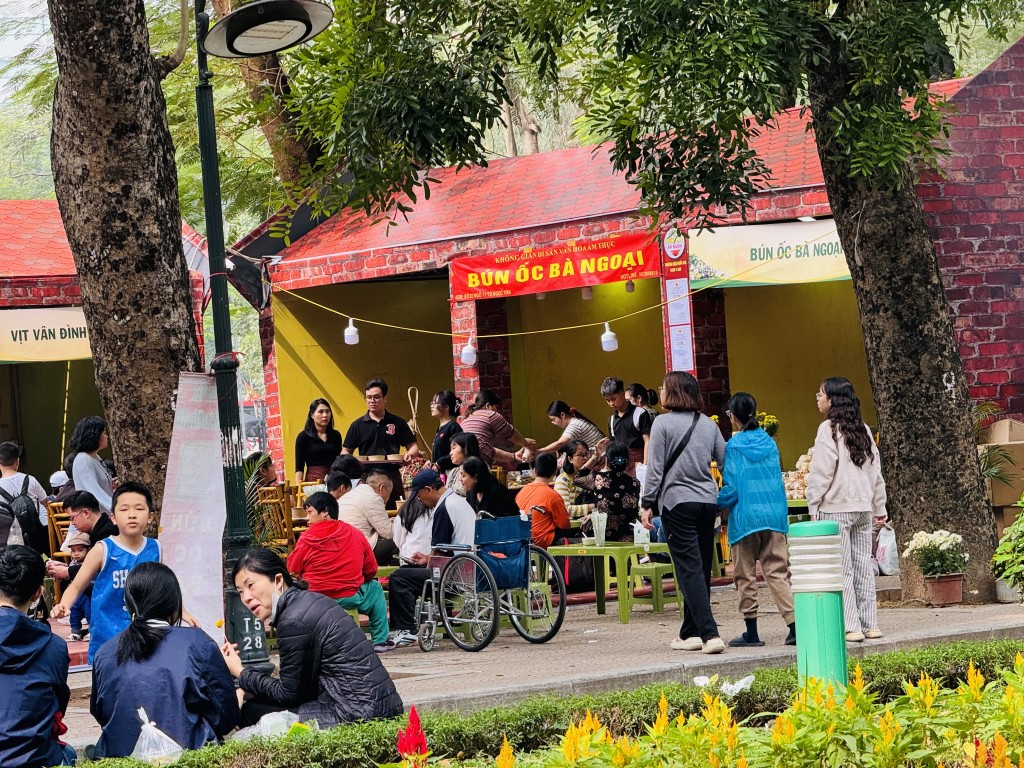 Người dân hào hứng trải nghiệm văn hóa ẩm thực Hà Nội