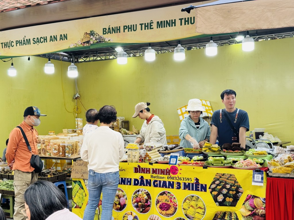 Người dân hào hứng trải nghiệm văn hóa ẩm thực Hà Nội