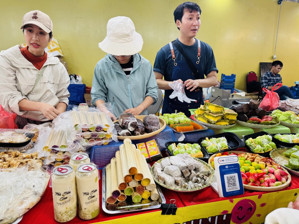 Người dân hào hứng trải nghiệm văn hóa ẩm thực Hà Nội