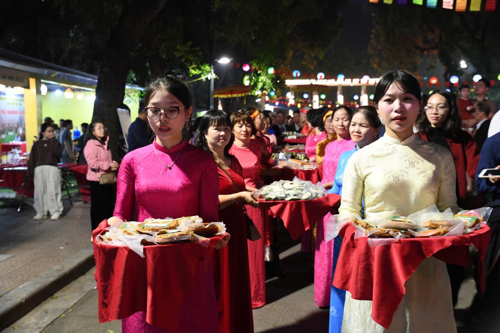 Người dân hào hứng trải nghiệm văn hóa ẩm thực Hà Nội