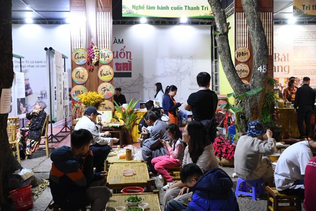 Người dân hào hứng trải nghiệm ẩm thực của Hà Nội tại lễ hội