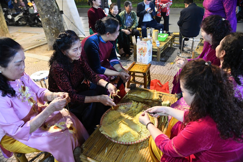 Thực khách được xem cách chế biến những món ăn tinh tế của Thủ đô