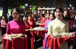 Người dân hào hứng trải nghiệm văn hóa ẩm thực Hà Nội