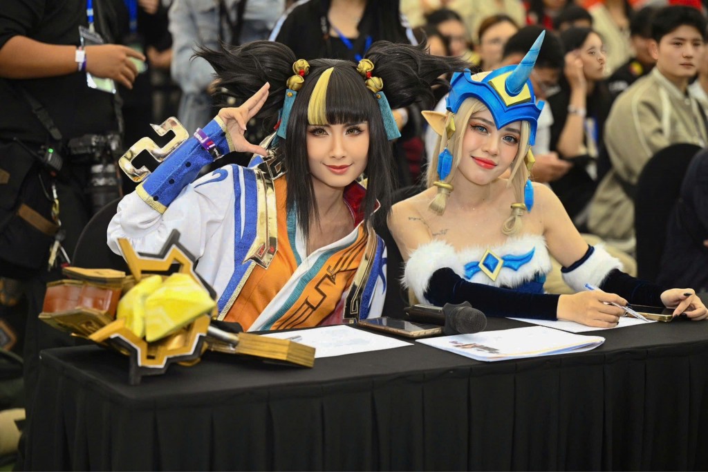 Khi các nhân vật Liên Minh Huyền Thoại bước ra đời thực tại VPBank...