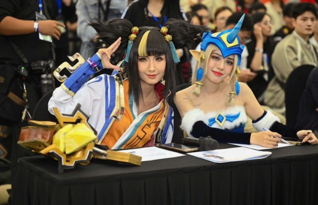 Khi các nhân vật Liên Minh Huyền Thoại bước ra đời thực tại VPBank...