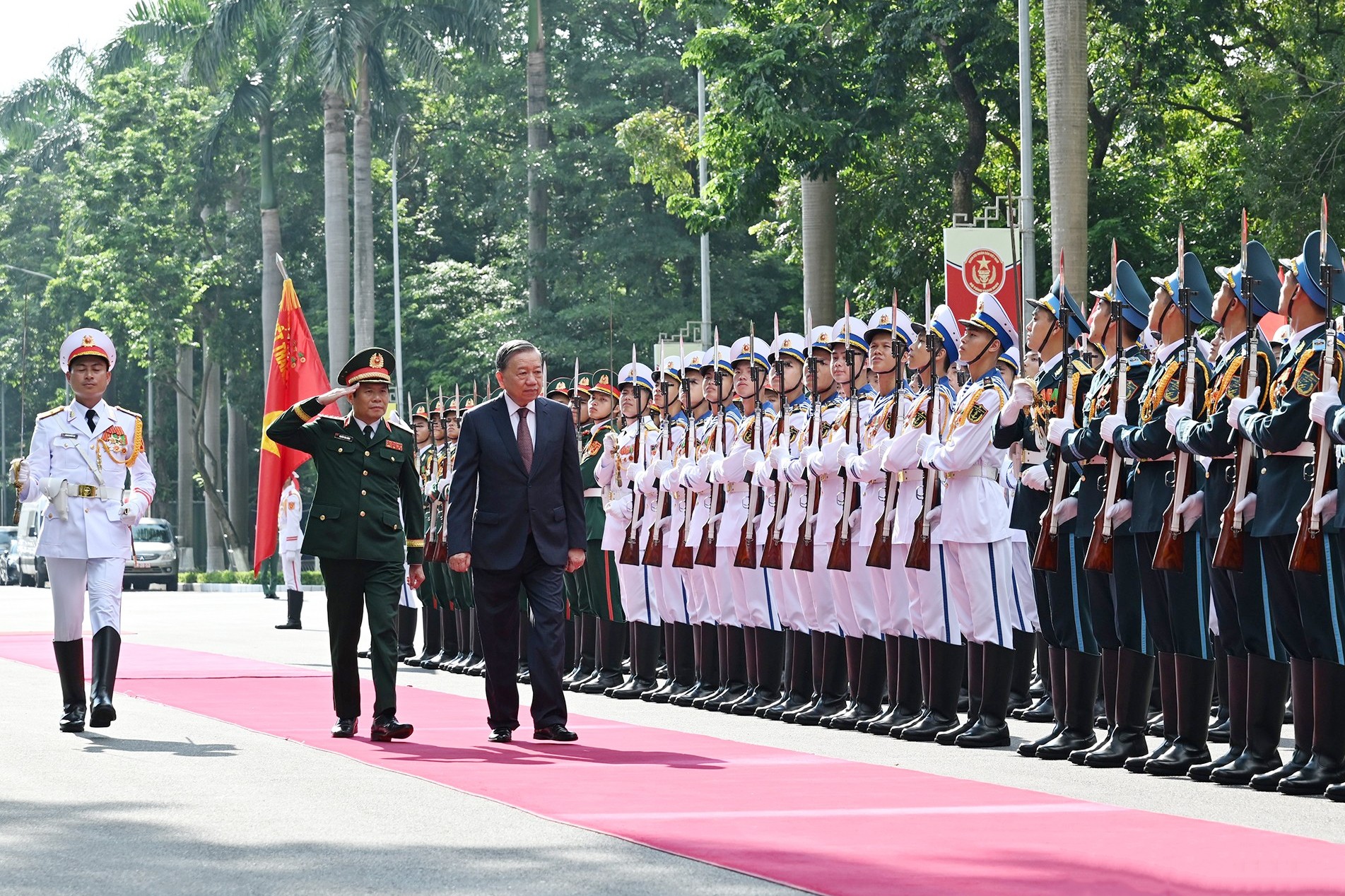 Quân đội Nhân dân vững bước dưới cờ Đảng quang vinh