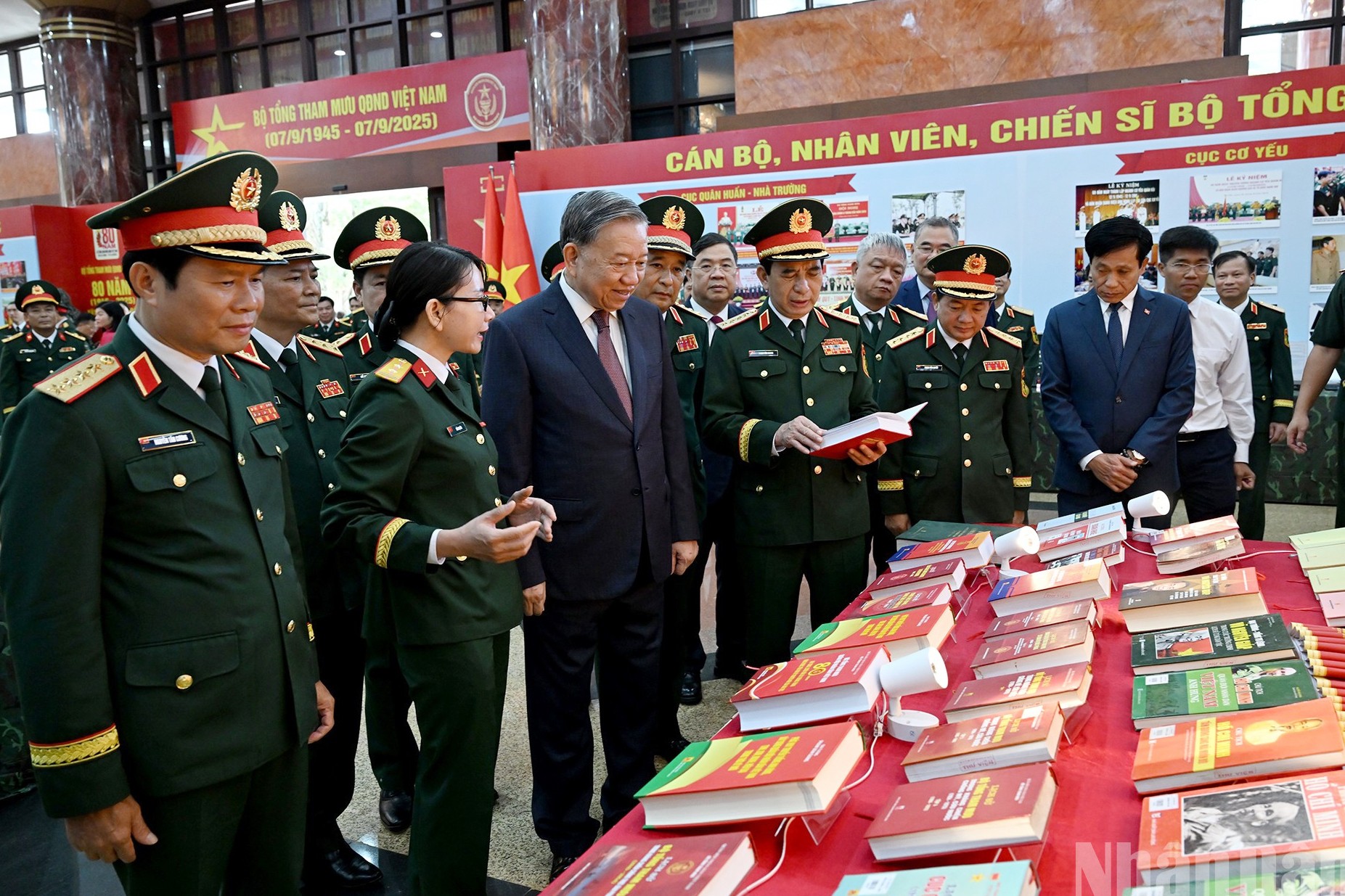 Quân đội Nhân dân vững bước dưới cờ Đảng quang vinh