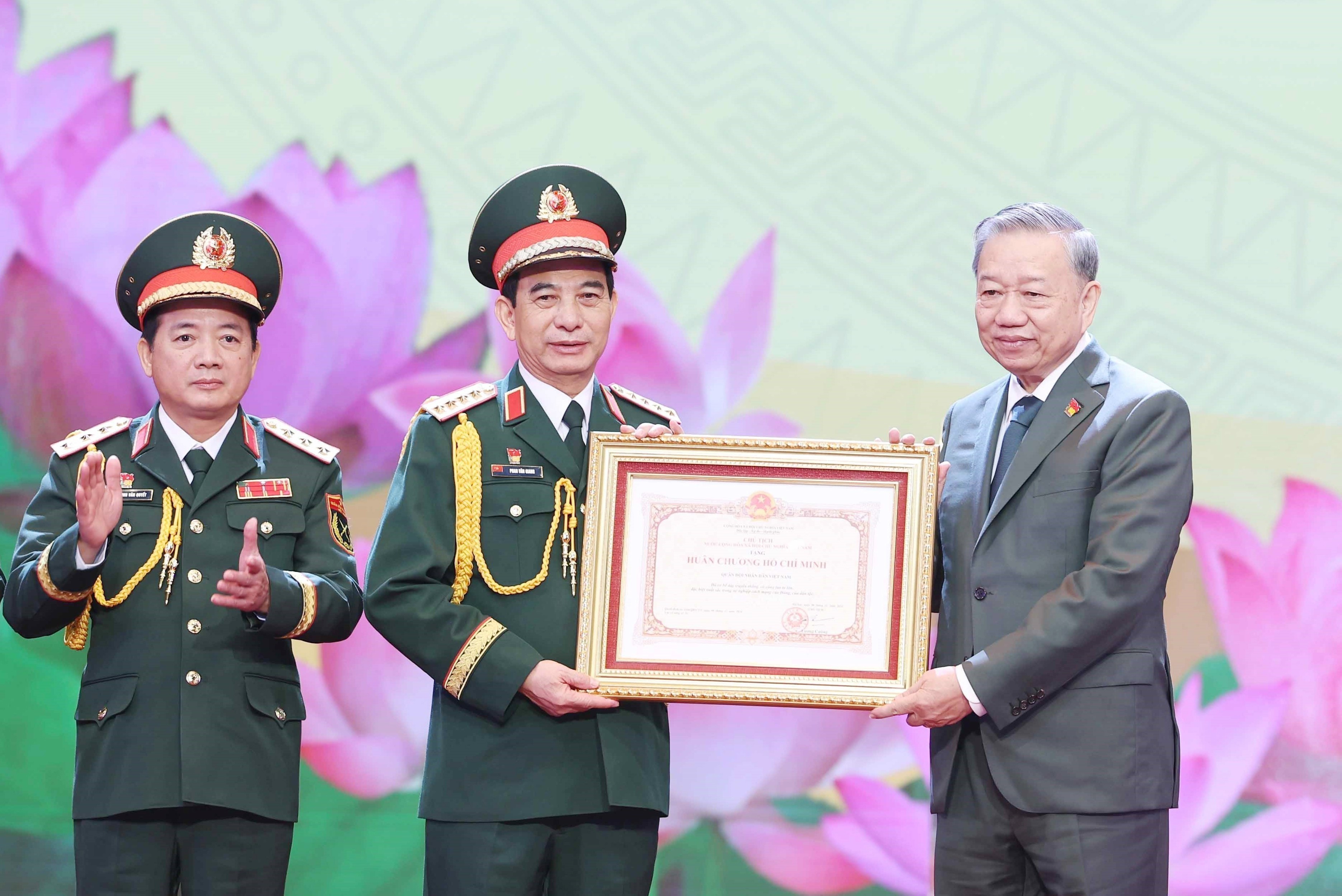 Quân đội Nhân dân vững bước dưới cờ Đảng quang vinh