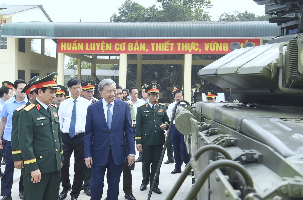 Quân đội Nhân dân vững bước dưới cờ Đảng quang vinh