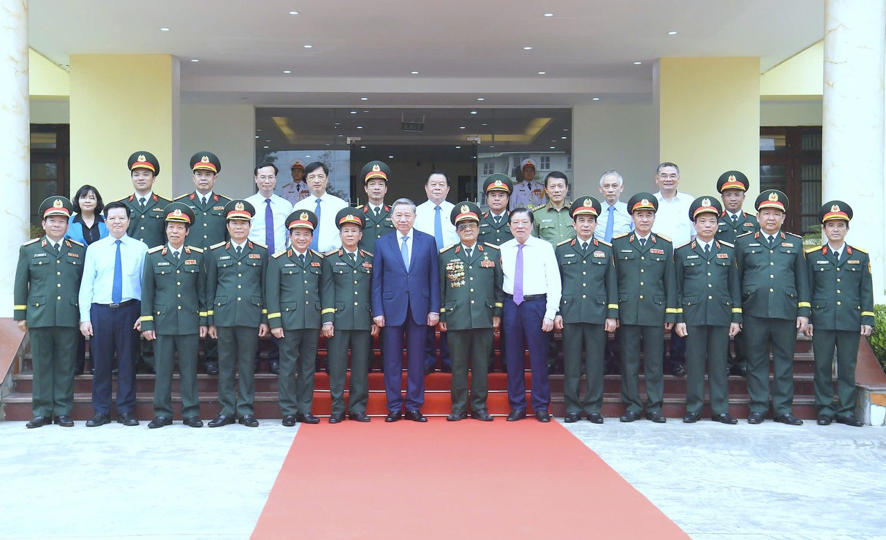 Quân đội Nhân dân vững bước dưới cờ Đảng quang vinh