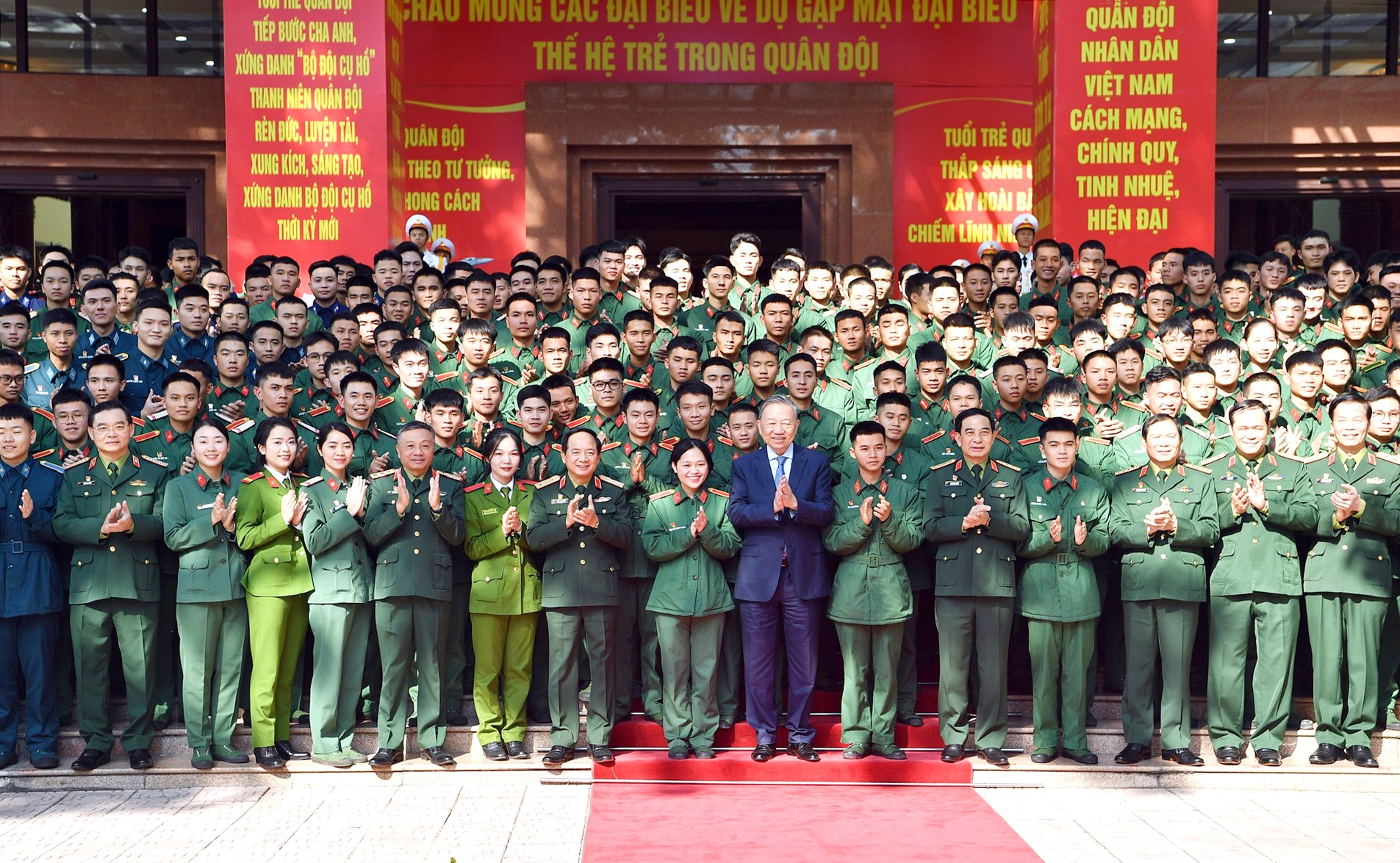 Quân đội Nhân dân vững bước dưới cờ Đảng quang vinh