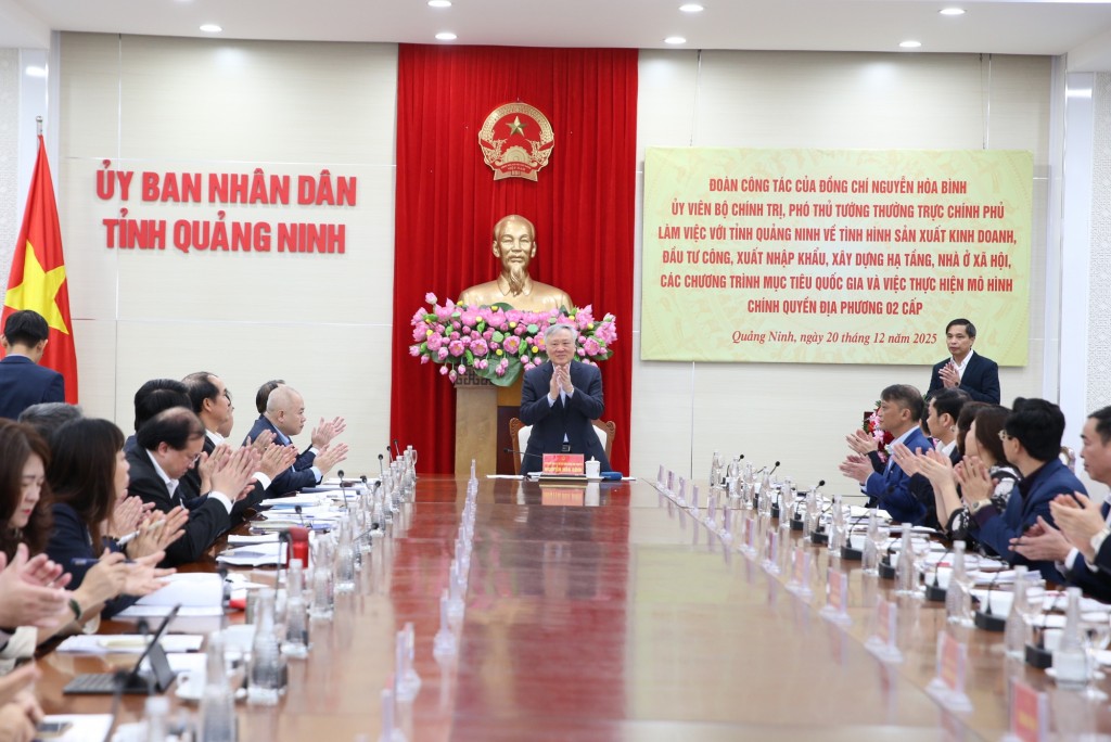 Phó Thủ tướng Thường trực Chính phủ Nguyễn Hòa Bình cùng đoàn công tác của Chính phủ làm việc với tỉnh Quảng Ninh - Ảnh: VGP/Nguyễn Hoàng