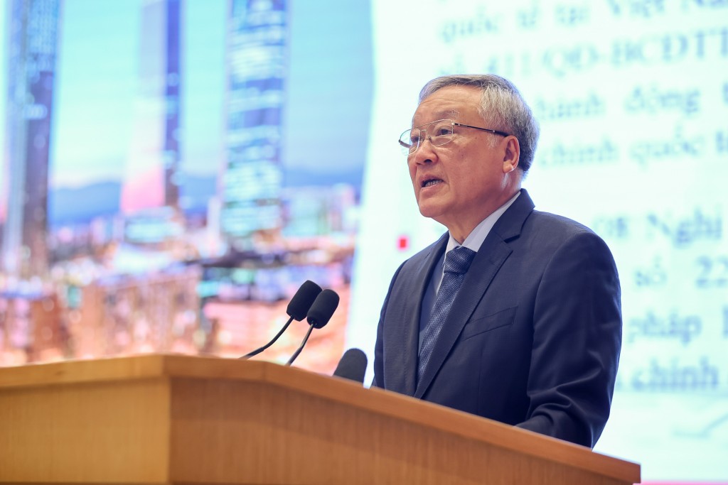 Phó Thủ tướng Thường trực Chính phủ Nguyễn Hòa Bình giới thiệu về 8 nghị định của Chính phủ triển khai Nghị quyết số 222/2025/QH15 của Quốc hội về Trung tâm Tài chính quốc tế tại Việt Nam - Ảnh: VGP/Nhật Bắc