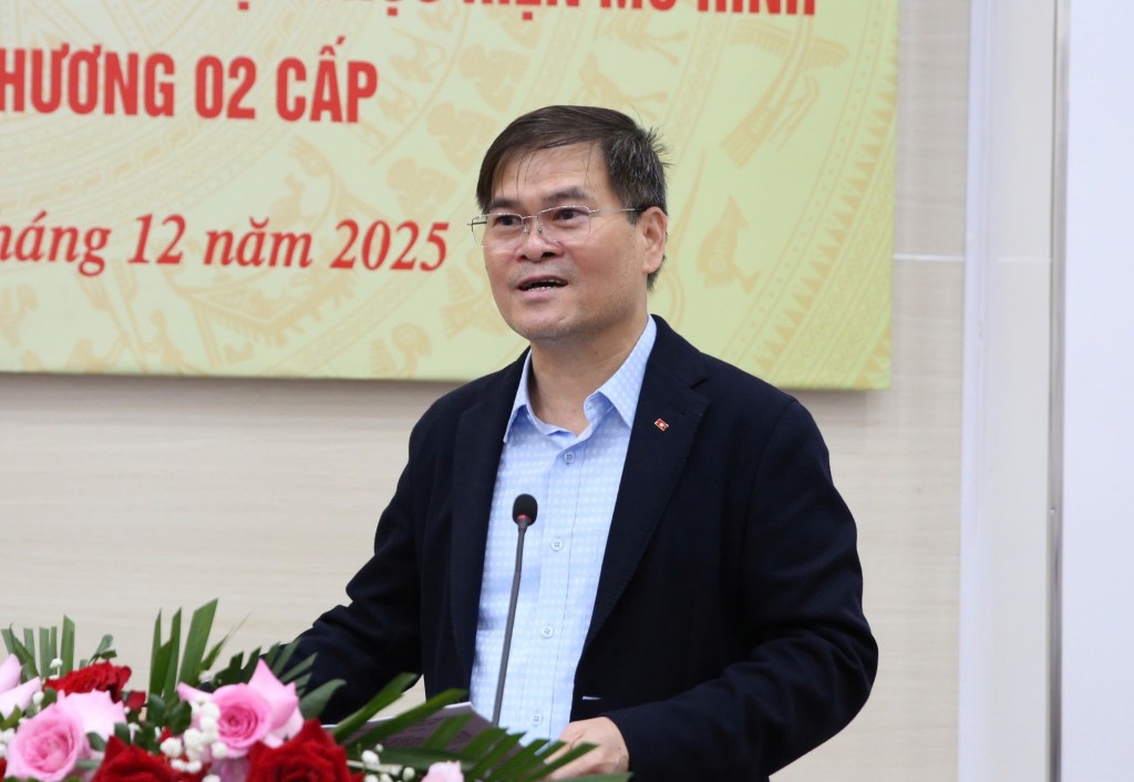 Chủ tịch UBND tỉnh Quảng Ninh Bùi Văn Khắng báo cáo tại buổi làm việc - Ảnh: VGP/Nguyễn Hoàng