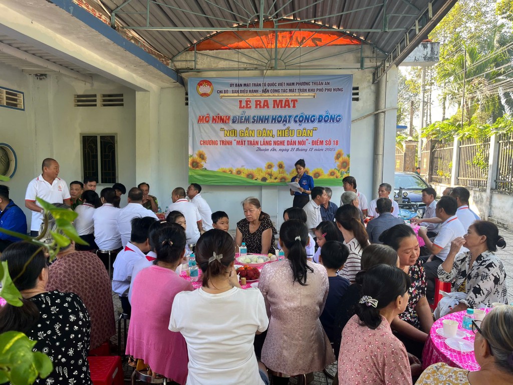 Quang cảnh buổi lễ ra mắt mô hình “Điểm sinh hoạt cộng đồng – Nơi gần dân, hiểu dân” diễn ra trong không khí ấm áp, đoàn kết với sự tham dự đông đảo của cán bộ và nhân dân khu phố Phú Hưng.