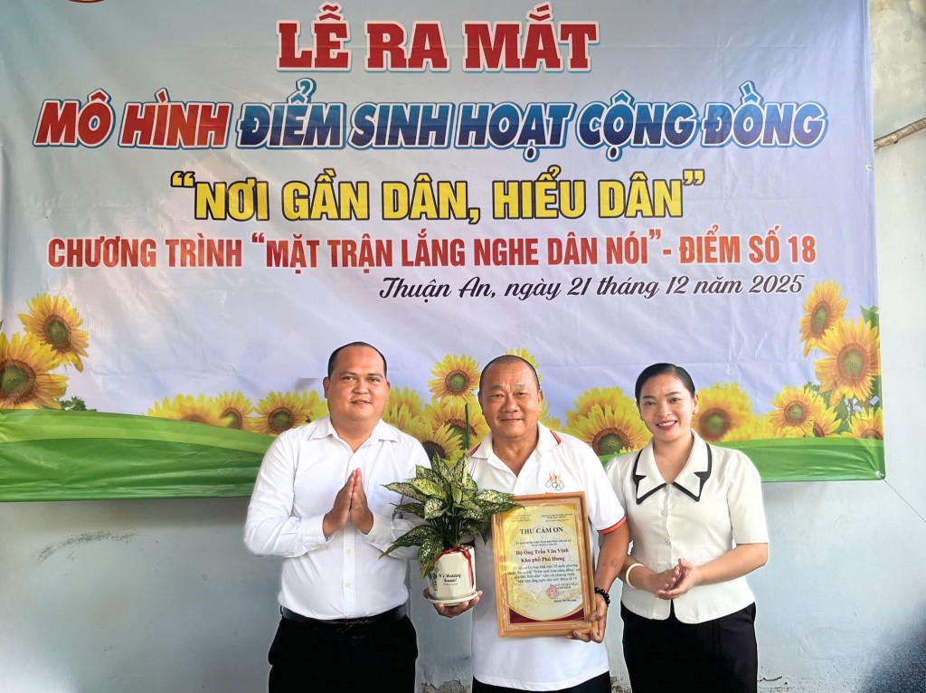 Lãnh đạo phường Thuận An trao thư cảm ơn và cây xanh cho hộ ông Trần Văn Vĩnh