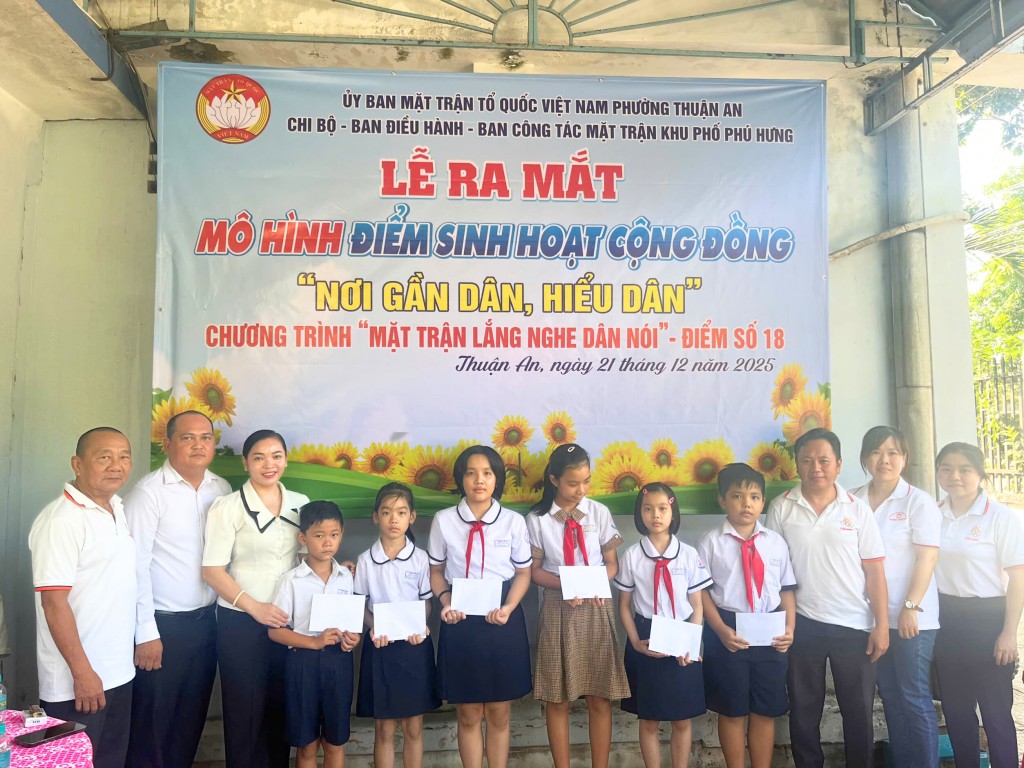 Trao quà cho các em học sinh có hoàn cảnh khó khăn trên địa bàn khu phố Phú Hưng nhân dịp ra mắt “Điểm sinh hoạt cộng đồng” số 18.