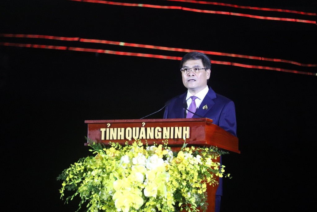 Đồng chí Bùi Văn Khắng, Phó Bí thư Tỉnh ủy, Chủ tịch UBND tỉnh Quảng Ninh, đại diện các địa phương có di sản phát biểu tại buổi lễ.