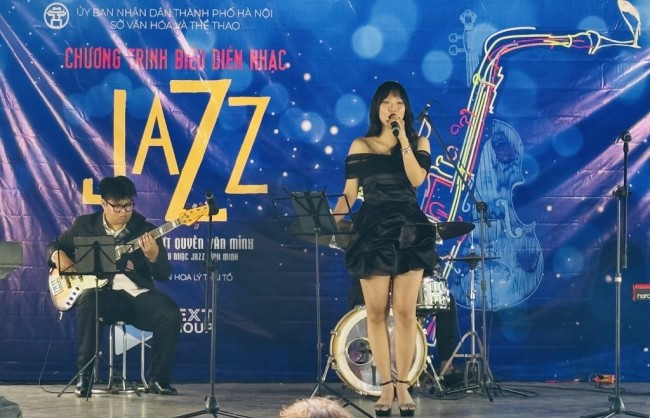 Hồ Gươm mùa Giáng sinh lung linh trong giai điệu ngọt ngào