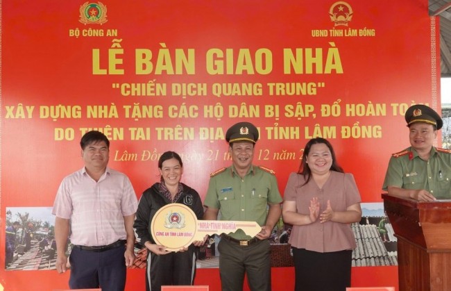 Lâm Đồng: Bàn giao nhà mới sau 18 ngày thi công thần tốc