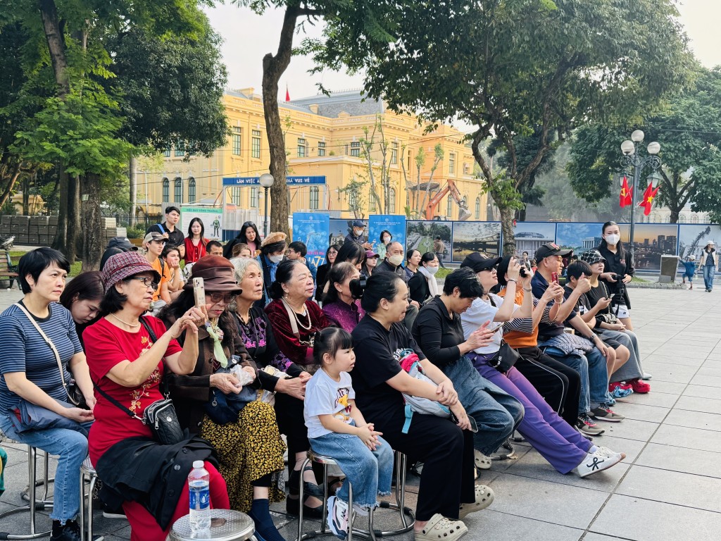 Đông đảo khán giả đến với buổi biểu diễn cuối tuần của các nghệ sĩ