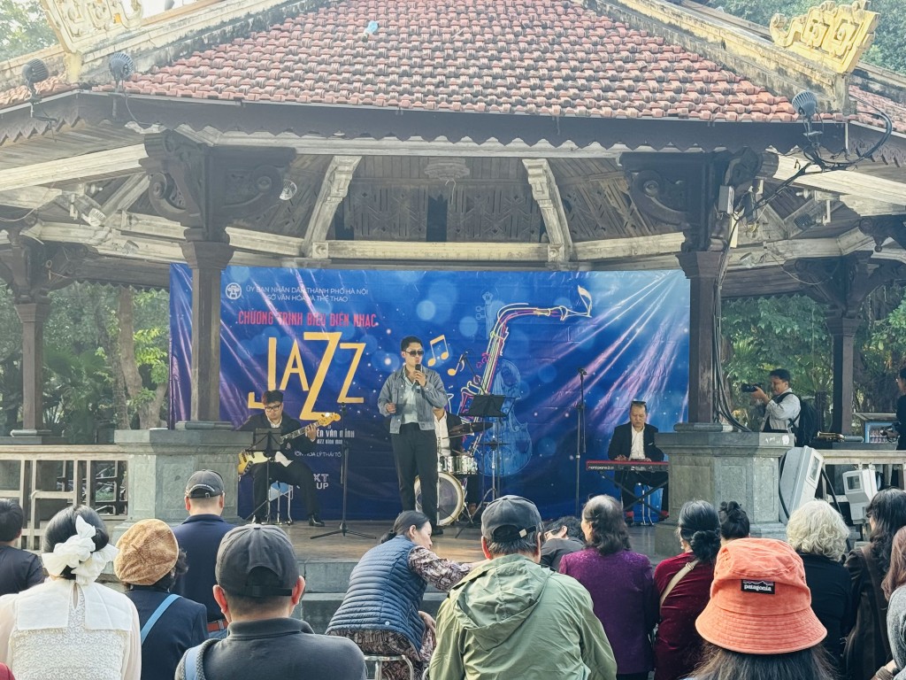 Khán giả lắng nghe và hưởng ứng vô cùng nhiệt tình