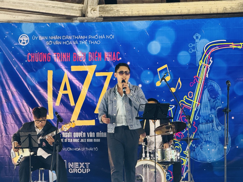 Hồ Gươm mùa Giáng sinh lung linh với giai điệu ngọt ngào