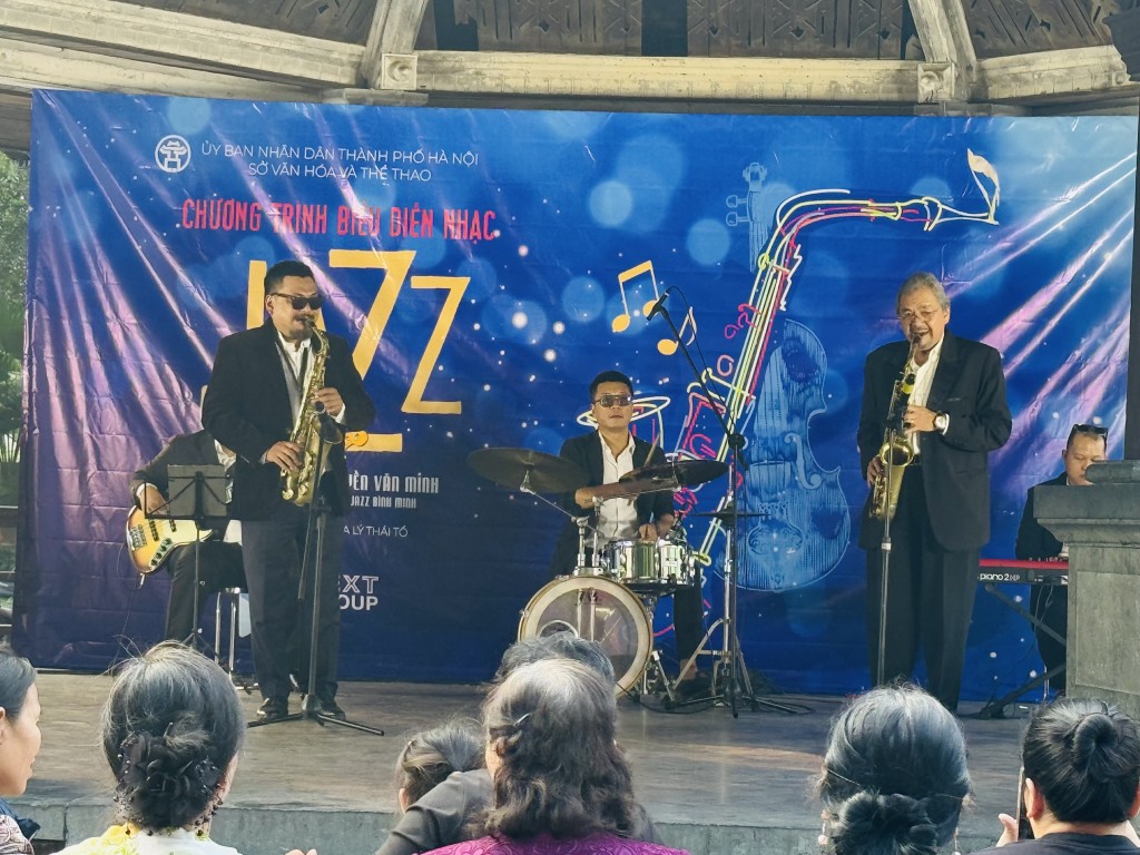 Hồ Gươm mùa Giáng sinh lung linh với giai điệu ngọt ngào