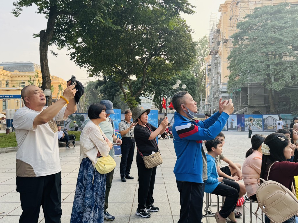 Du khách nước ngoài thích thú với không gian âm nhạc mở