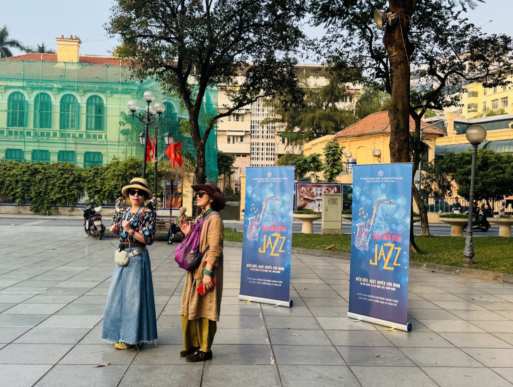 Hồ Gươm mùa Giáng sinh lung linh với giai điệu ngọt ngào