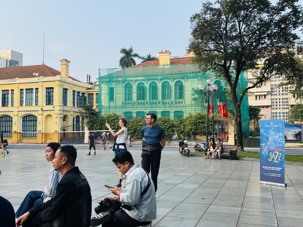 Âm thanh rộn rã níu bước chân người qua