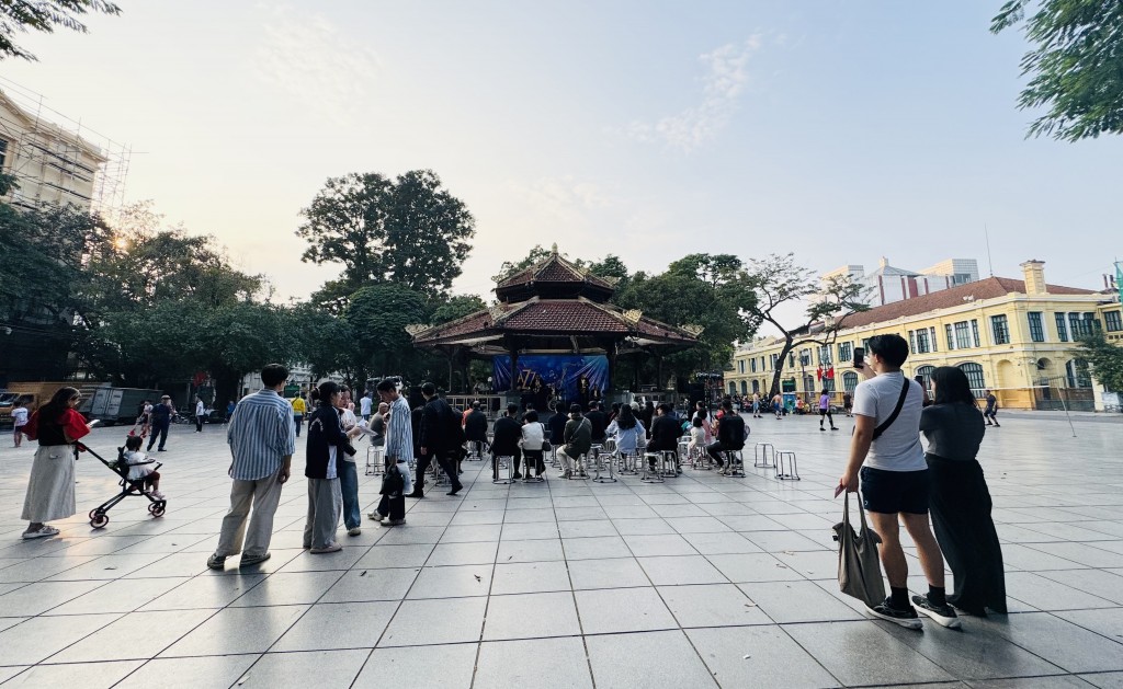 Đông đảo khán giả đến với chương trình