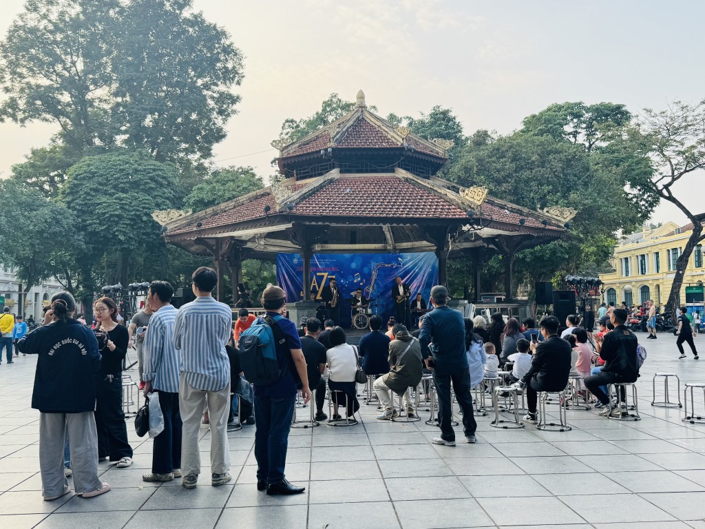 Hồ Gươm mùa Giáng sinh lung linh với giai điệu ngọt ngào