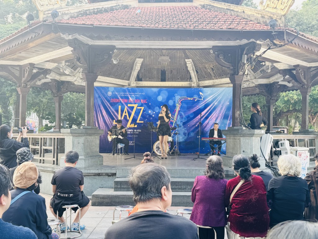 Hồ Gươm mùa Giáng sinh lung linh với giai điệu ngọt ngào