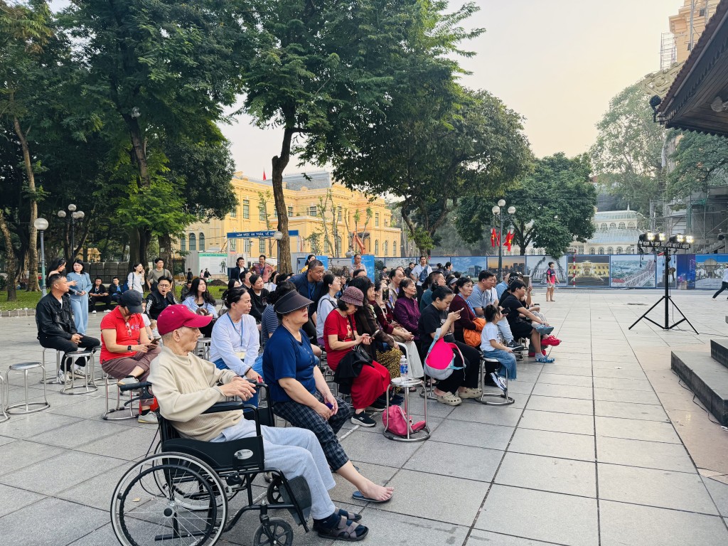 Nhóm du khách nước ngoài hào hứng dừng lại nghe và trước khi rời đi đã dành tràng pháo tay giòn giã cảm ơn các nghệ sĩ