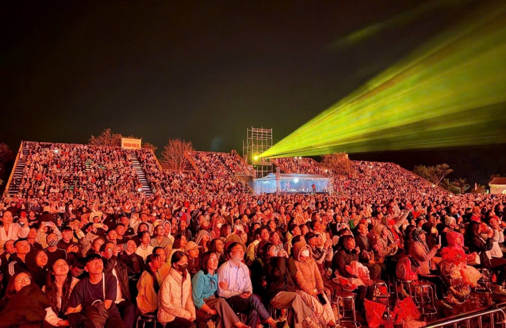 Đông đảo người dân, du khách tham dự Lễ đón nhận Bằng công nhận Quần thể di tích và danh thắng Yên Tử - Vĩnh Nghiêm - Côn Sơn, Kiếp Bạc là Di sản văn hóa thế giới.