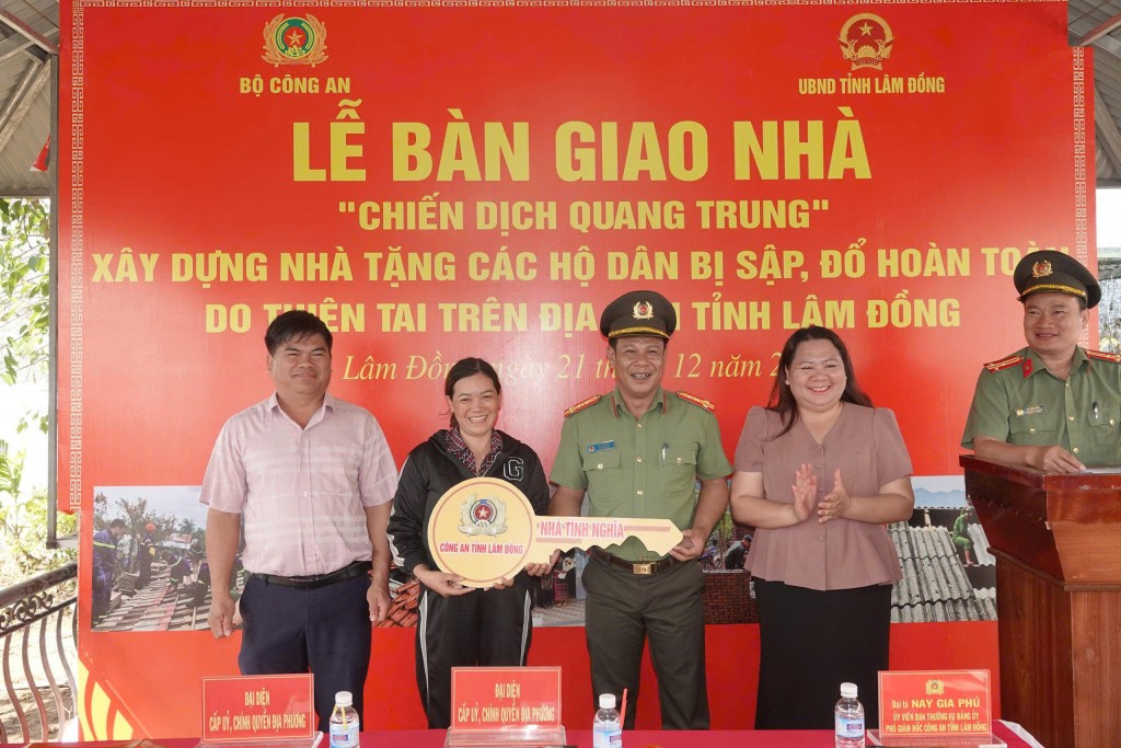 Đại tá Nay Gia Phú, Phó Giám đốc Công an tỉnh Lâm Đồng cùng đại diện chính quyền địa phương trao chìa khoá cho gia đình chị Nguyễn Thị Hương Lan