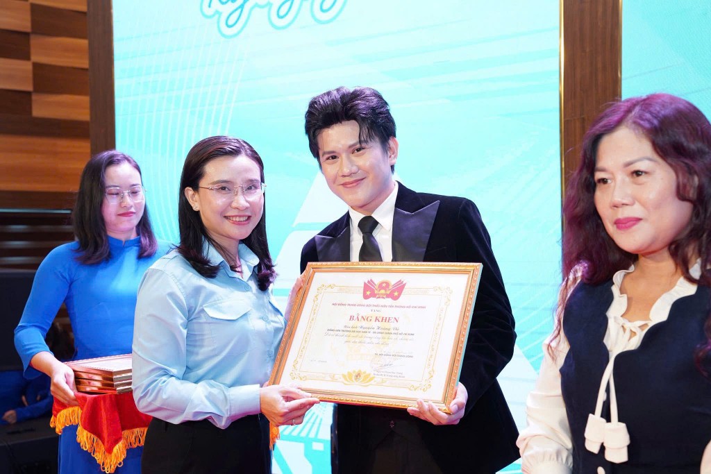 Bí thư Trung ương Đoàn, Chủ tịch Hội đồng Đội Trung ương Nguyễn Phạm Duy Trang trao bằng khen cho các tập thể, cá nhân tiêu biểu trong công tác Đội và phong trào thiếu nhi