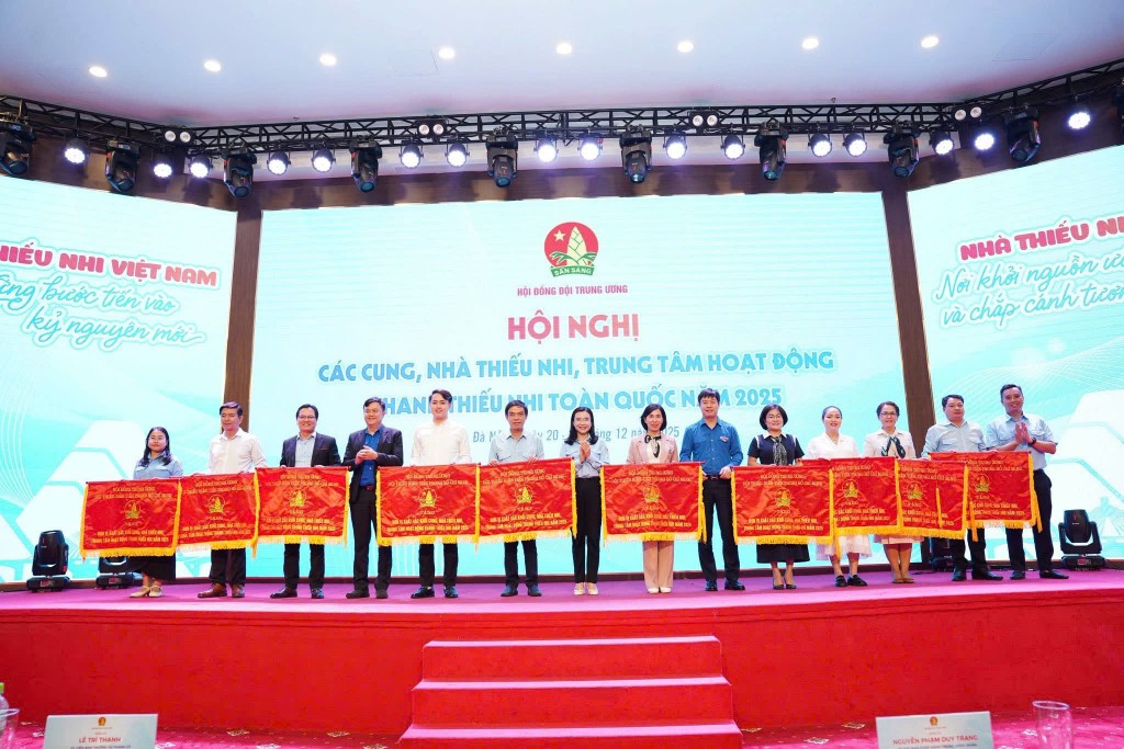 Hội đồng Đội Trung ương tặng cờ cho các đơn vị xuất sắc khối Cung, Nhà thiếu nhi, Trung tâm hoạt động thanh thiếu nhi